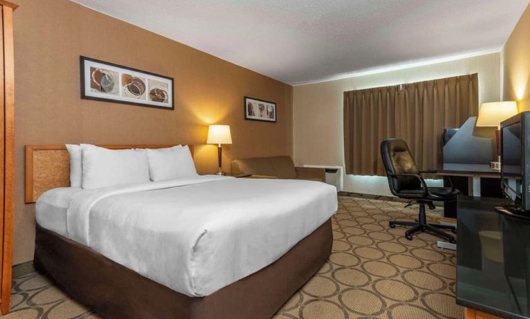 Standard day use room with TV, sofa, work desk and private bathroom at Comfort Inn Cobourg.