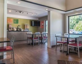 Dining area with comfortable seating perfect for co-working at Comfort Inn Cobourg.