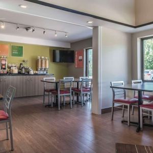 Dining area with comfortable seating perfect for co-working at Comfort Inn Cobourg.