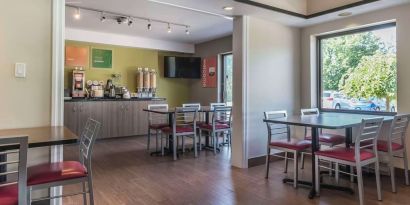 Dining area with comfortable seating perfect for co-working at Comfort Inn Cobourg.