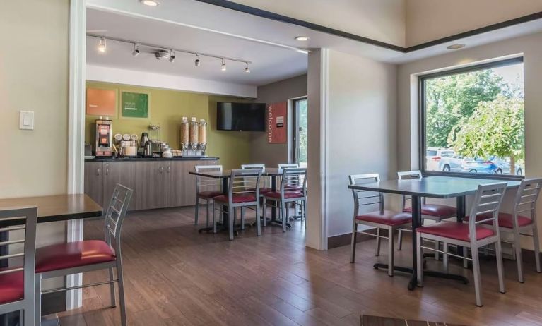 Dining area with comfortable seating perfect for co-working at Comfort Inn Cobourg.