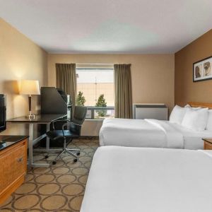 Day use twin room with work desk at Comfort Inn Cobourg.