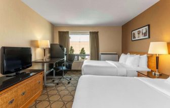 Day use twin room with work desk at Comfort Inn Cobourg.