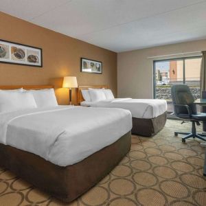 Day use twin room with TV, work desk and private bathroom at Comfort Inn Cobourg.