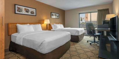 Day use twin room with TV, work desk and private bathroom at Comfort Inn Cobourg.