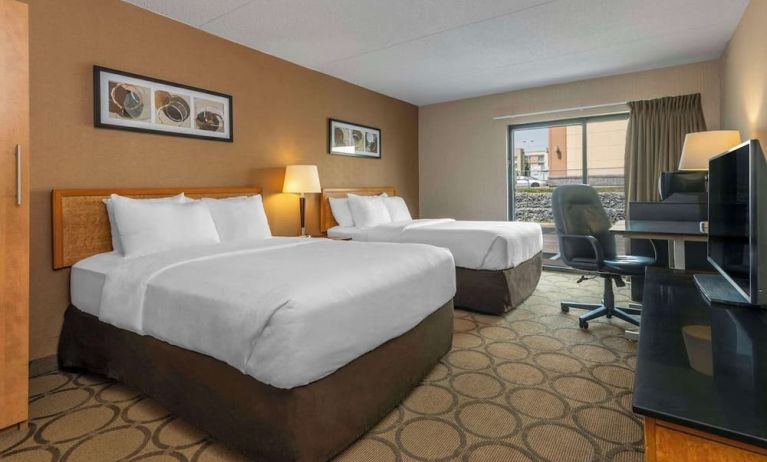 Day use twin room with TV, work desk and private bathroom at Comfort Inn Cobourg.