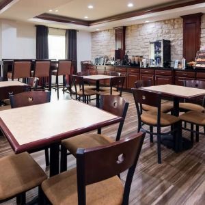 Dining area perfect for coworking at Best Western Granbury Inn & Suites.