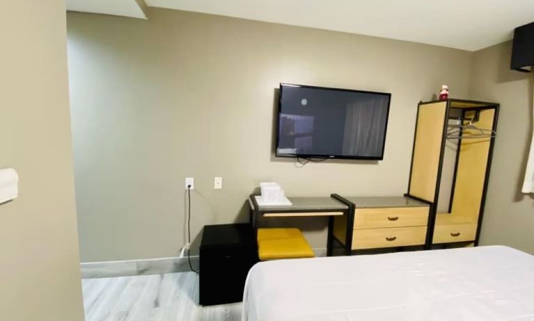 Day use room inclusions at Rodeway Inn Cranston JFK.