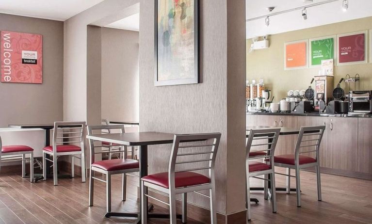 Dining area at Comfort Inn Orillia.