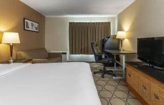 Day use room with TV, work desk, sofa and private bathroom at Comfort Inn Orillia.