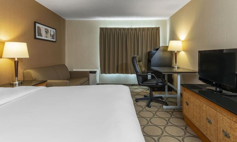 Day use room with TV, work desk, sofa and private bathroom at Comfort Inn Orillia.