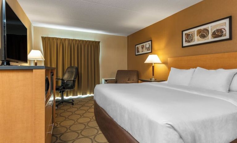 Standard day use room with TV, sofa, work desk and private bathroom at Comfort Inn Orillia.