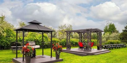 Outdoor lounge area at Comfort Inn Newmarket.