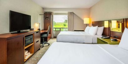 Day use twin room with TV, work desk and private bathroom at Comfort Inn Newmarket.