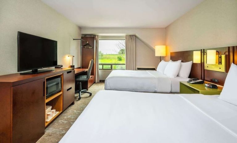 Day use twin room with TV, work desk and private bathroom at Comfort Inn Newmarket.