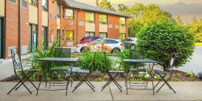 Outdoor sitting area at Comfort Inn Kingston HWY 401.