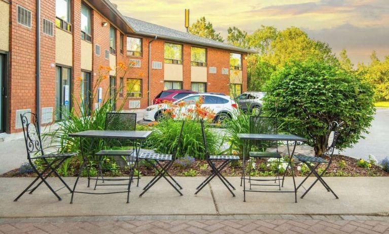 Outdoor sitting area at Comfort Inn Kingston HWY 401.