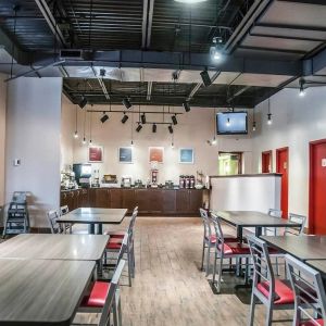 Dining area with comfortable seating at Comfort Inn Laval.