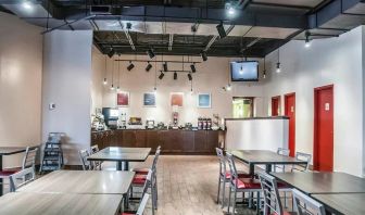 Dining area with comfortable seating at Comfort Inn Laval.