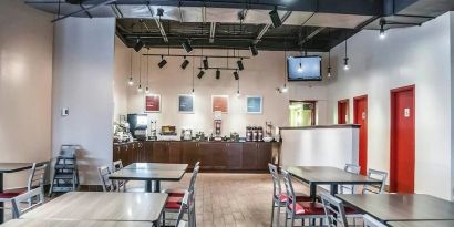 Dining area with comfortable seating at Comfort Inn Laval.