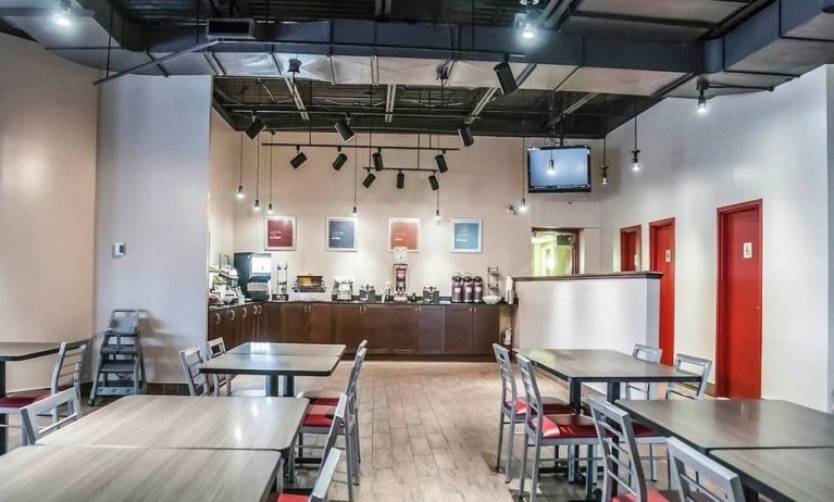 Dining area with comfortable seating at Comfort Inn Laval.