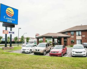 Hotel entrance and parking area at Comfort Inn Laval.