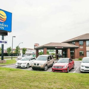 Hotel entrance and parking area at Comfort Inn Laval.