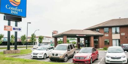 Hotel entrance and parking area at Comfort Inn Laval.