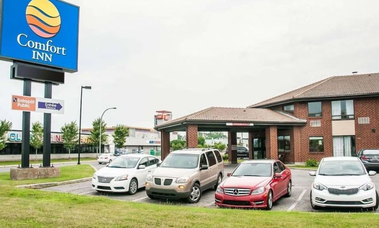 Hotel entrance and parking area at Comfort Inn Laval.