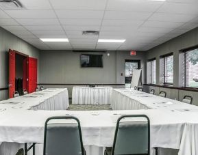 Professional meeting room with independent entrance at Comfort Inn Laval.