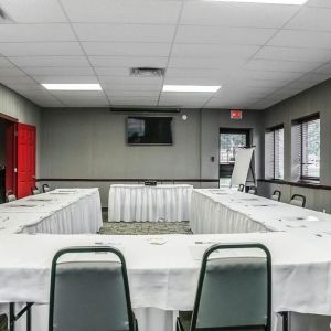 Professional meeting room with independent entrance at Comfort Inn Laval.