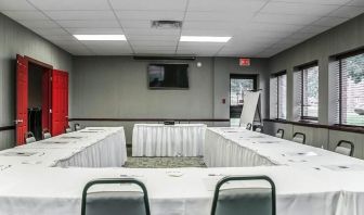 Professional meeting room with independent entrance at Comfort Inn Laval.