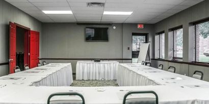 Professional meeting room with independent entrance at Comfort Inn Laval.