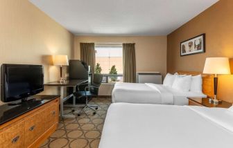 Day use twin room with work desk at Comfort Inn Laval.