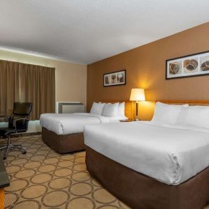 Day use twin room with work desk and private bathroom at Comfort Inn Laval.