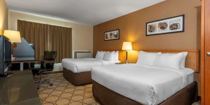 Day use twin room with work desk and private bathroom at Comfort Inn Laval.