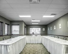 Professional meeting room at Comfort Inn Laval.