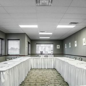 Professional meeting room at Comfort Inn Laval.