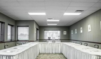 Professional meeting room at Comfort Inn Laval.