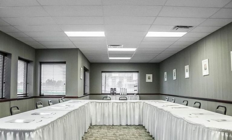 Professional meeting room at Comfort Inn Laval.