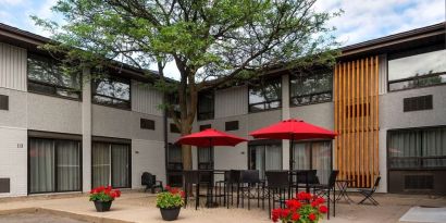 Outdoor lounge area at Comfort Inn Ottawa West.