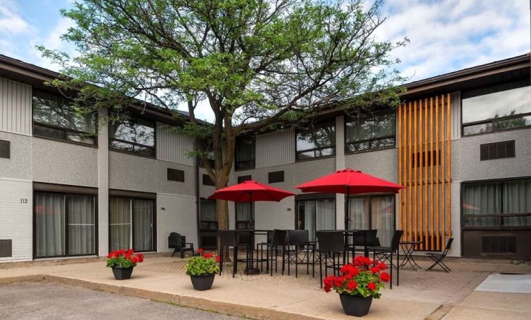 Outdoor lounge area at Comfort Inn Ottawa West.