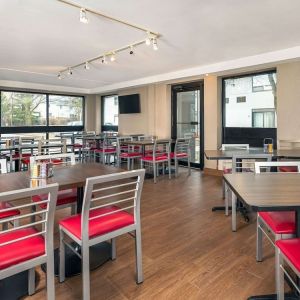 Dining area at Comfort Inn Ottawa West.