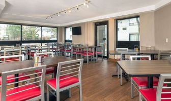 Dining area at Comfort Inn Ottawa West.