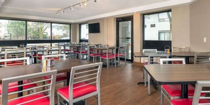 Dining area at Comfort Inn Ottawa West.