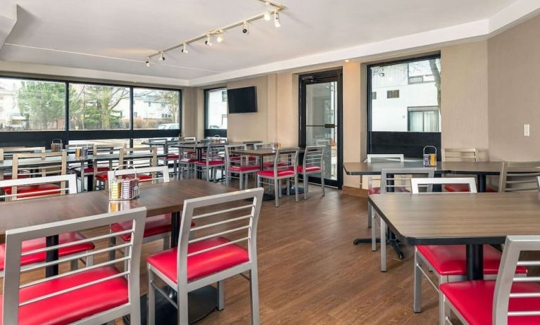 Dining area at Comfort Inn Ottawa West.