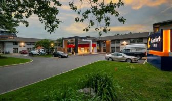 Parking area at Comfort Inn Ottawa West.