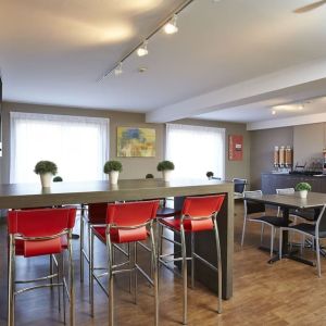 Dining area with comfortable seating, perfect for co-working at Comfort Inn Edmundston.