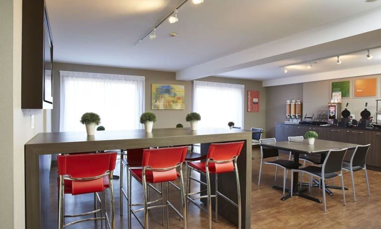 Dining area with comfortable seating, perfect for co-working at Comfort Inn Edmundston.