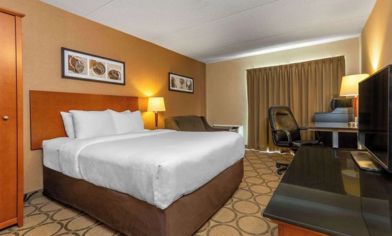 Day use room with TV, work desk, sofa and private bathroom at Comfort Inn Edmundston.